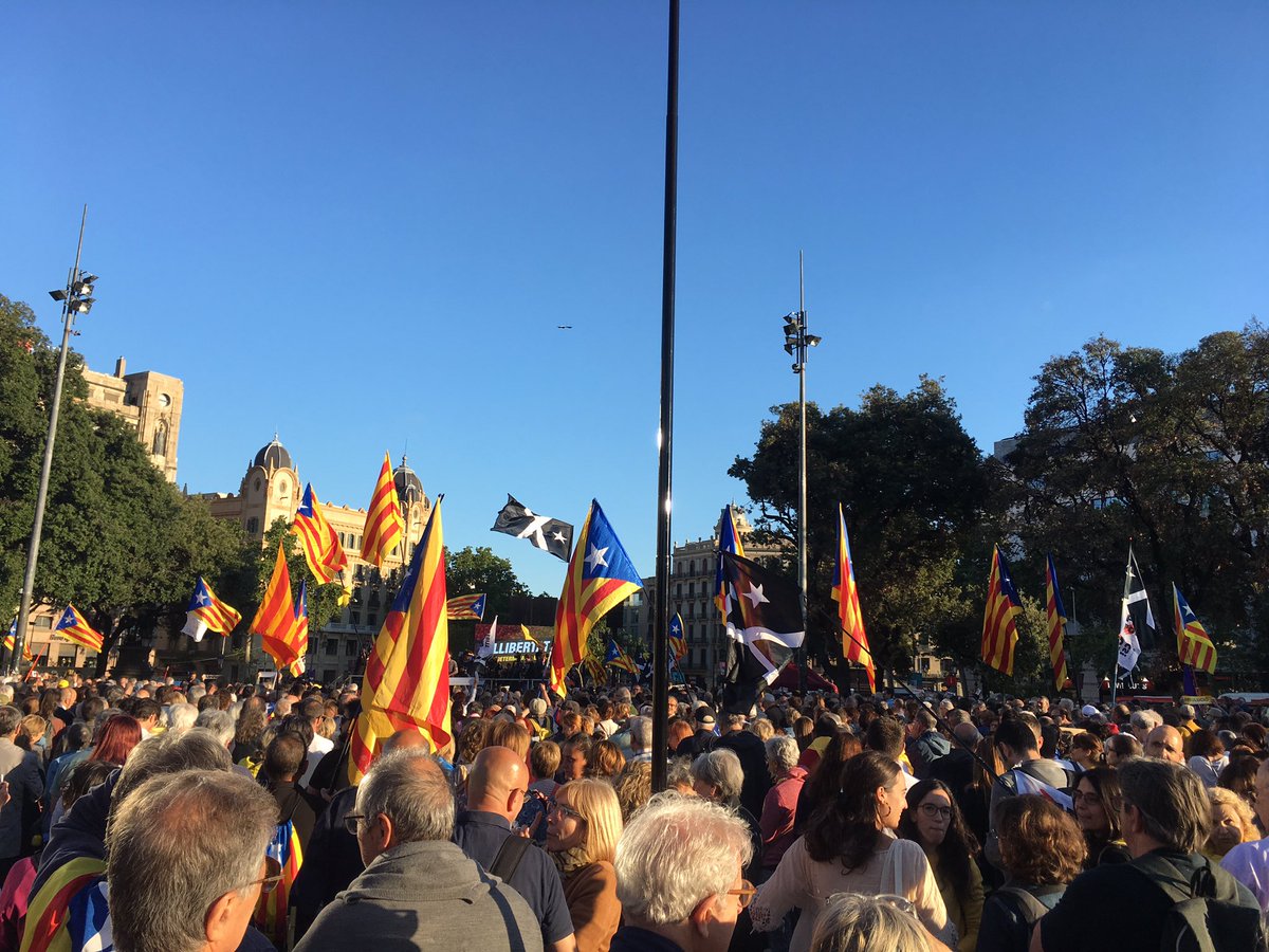 ncolasmigo's tweet photo. A Plaça Catalunya, donant suport als nostres presos polítics, després d’un judici injust! Fa 10’ la plaça era mig plena, ara ja està de gom a gom!!! #AcusemlEstat amb @JordiColas https://t.co/N9PxWVrEQI