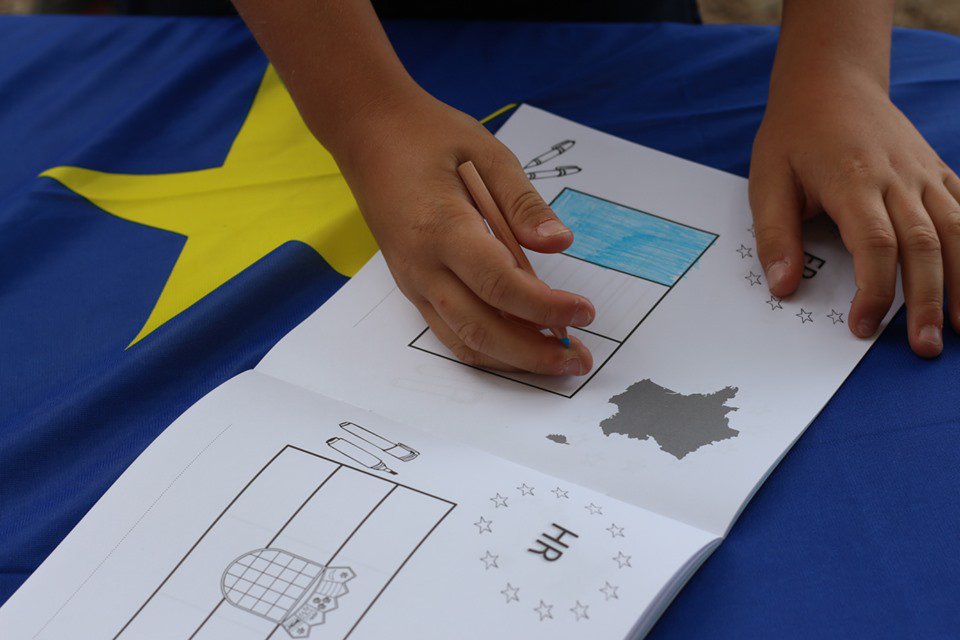 EuropeDirectPyr's tweet photo. Notre Centre #EuropeDirect sensibilise les primo-votants 🇪🇺de 2029 😉!
Place aux écoliers en juin pour les animations sur l'Europe: de #PromAude à Lézignan-Corbières à l'école #Boussiron #Perpignan en passant par l'institution Saint-Louis de Gonzague ... https://t.co/OnAyB9EZLl