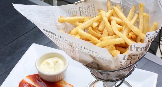 Who else knows that the cone-o-fries at @nineonefive_kw They are one of the best snacks to share with the table? We love them with a #delicious glass of bubbly. One of life's great combinations🙏🥂 🍟