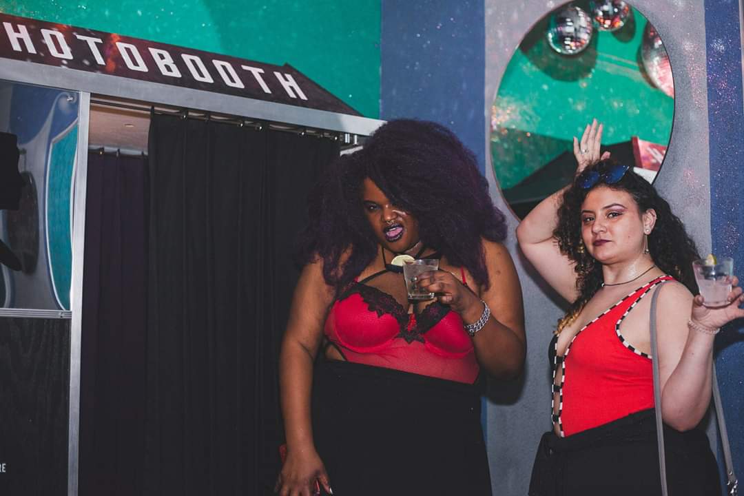 GrindChi's tweet photo. We've got pics from last month with @GLITTERMONEYYY by @ally_bae up on the @BeautyBarChi Facebook. Tag yourselves! https://t.co/zIRu7vZVFt