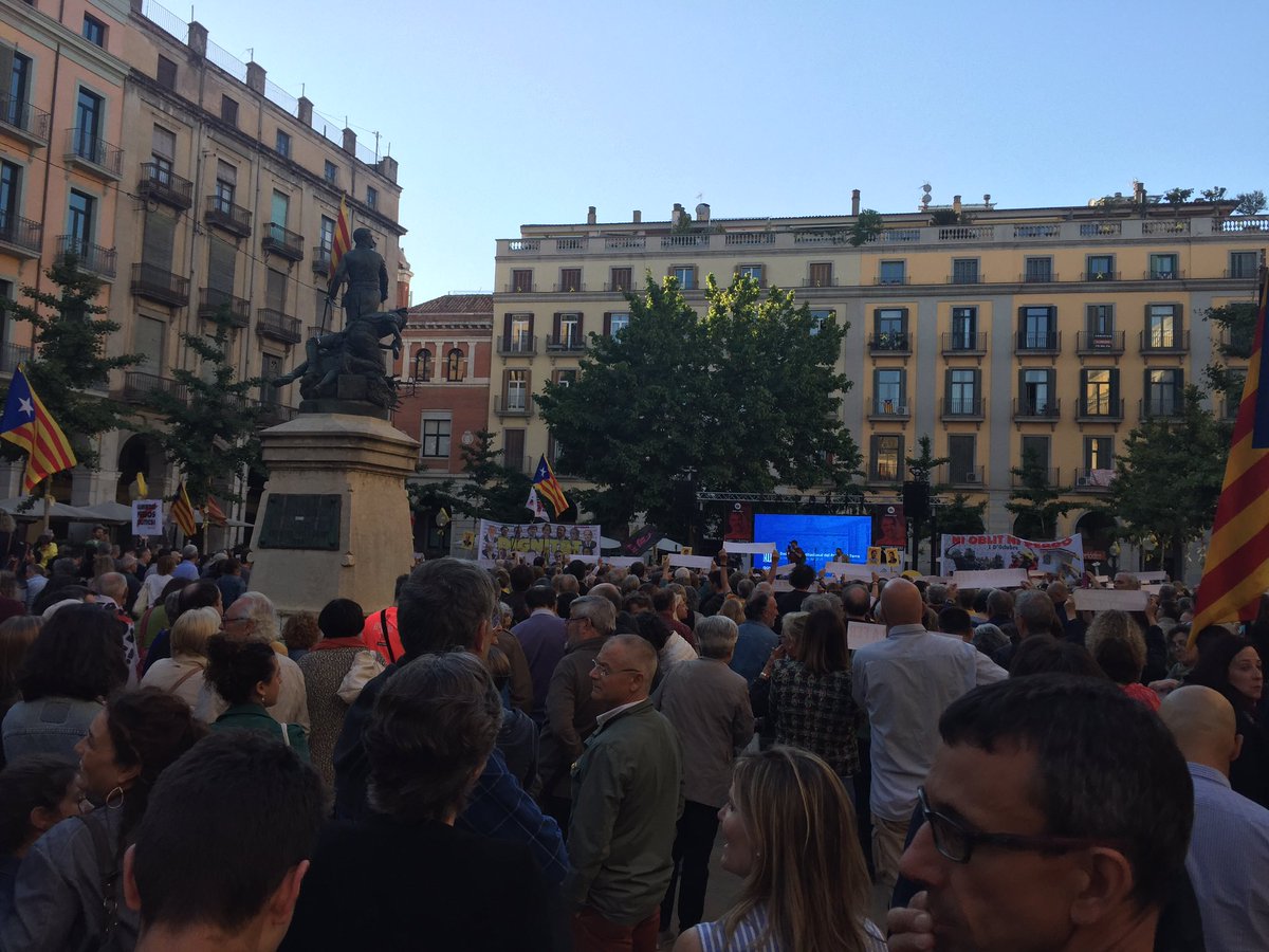 MartaRotllan's tweet photo. A #Girona #AcusemLEstat
#NiOblidNiPerdó
#CapALaIndependència https://t.co/LEpLu0bp5L