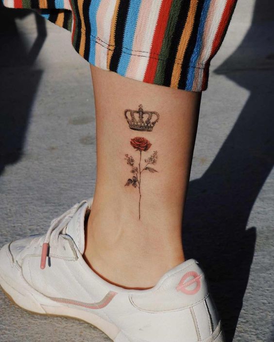 The queen of the roses. #queen #crown #rosetattoo #ankletattoo #tattoofun #trend #ink #inked #inkspiration #tattootrend
