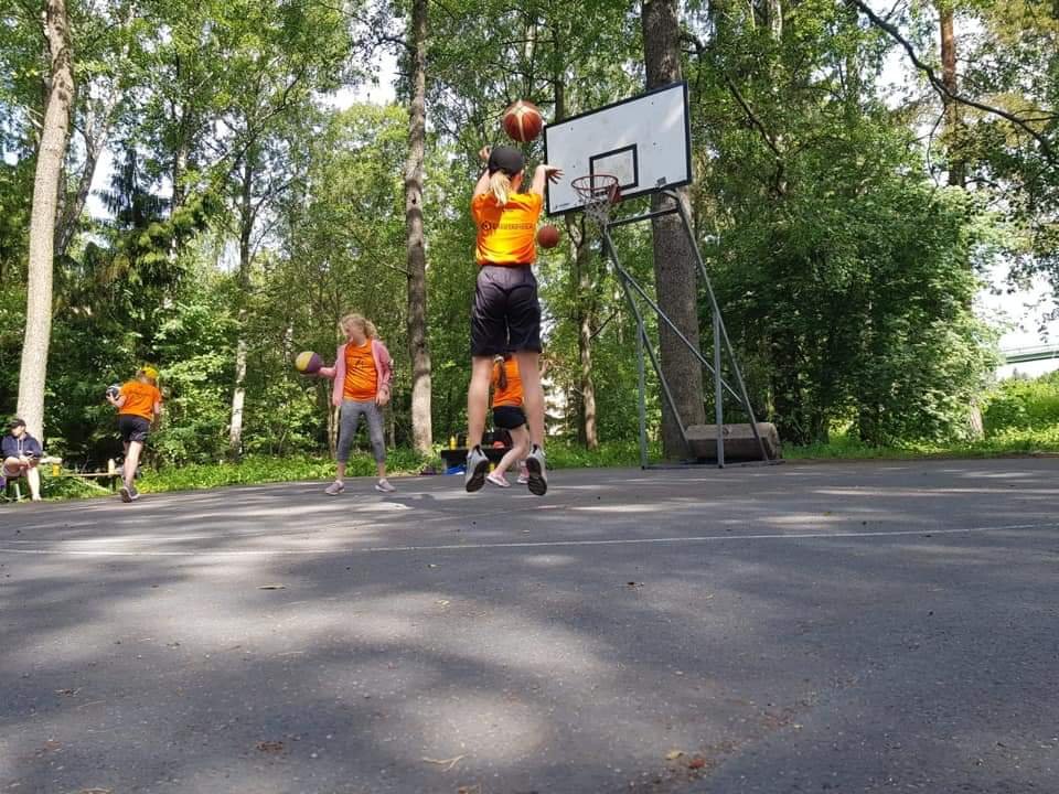 ToPoLa_Basket's tweet photo. Siivoukset ja koriskentän luuttuaminen sekä loppuhuuto. 
Kyllä on mukavaa, kaksi päivää vielä jäljellä.
#topolasummercamp2019  #lauttasaari #kesätyö #koris #KorisOnKivaa #kesätyöopnpiikkiin #workpilots #urheilumehilainen @WorkPilots @MehilainenOy https://t.co/CCeqHojgim