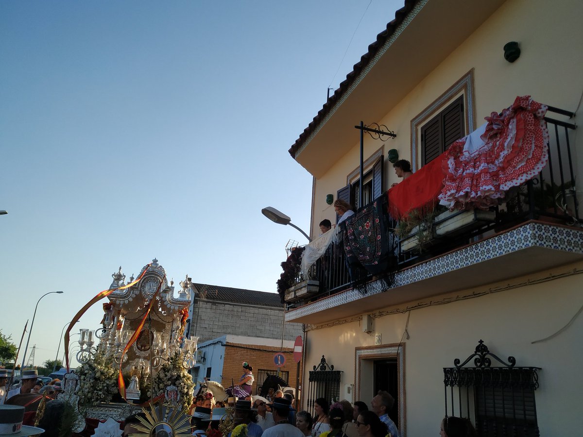 #ElRocío19 | Entra la @HdadRocioPuebla en la Avenida de Andalucía. Balcones adornados y petalada.

#RocíoLPDR19 #LaPueblaRociera