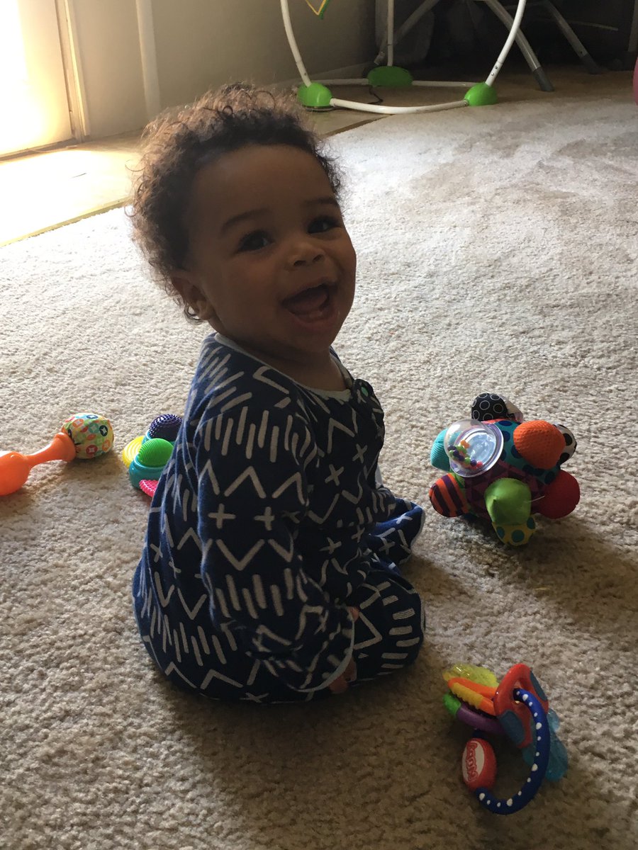 bestsidneyever's tweet photo. @thechildrensplc @disneybaby @hm @drbrownsbaby @GapKids @LittleTikes @OldNavy @GracoBaby @Munchkin_Inc @Pampers @FisherPrice @ChiccoUSA @Huggies @Enfamil @BurtsBeesBaby @TheEllenShow any of you need a baby model??🤩 #babymack https://t.co/T6tjsN3unc