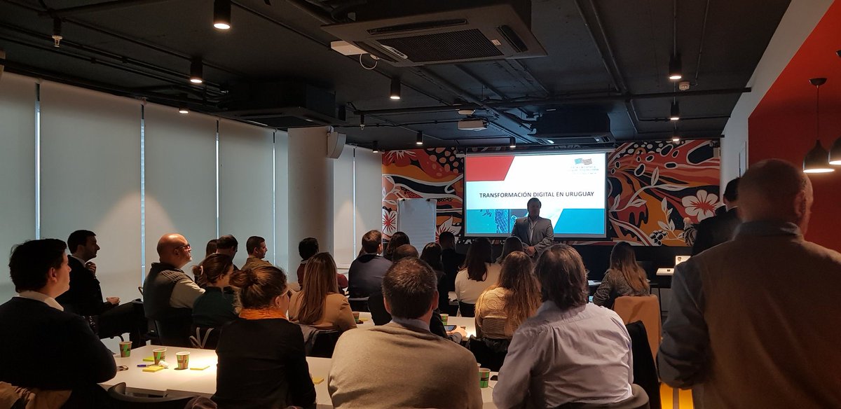 CamaraUruEEUU's tweet photo. 1er taller del Ciclo de Transformación Digital de @CamaraUruEEUU 
Excelente ppt de @jpmongini de @Cisco_LA sobre Digital Vortex y de @gabyret y @sebaver de @IBMUruguay sobre Design Thinking
Tks @Alvaromore por recibirnos y @nchiap @marceloascarate @wrcambre por la organización! https://t.co/LGIyd8Fk0j