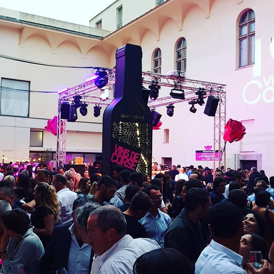 Et de 7! #NuitDuMillesime 2019 ✅
Retour en images sur le plus grand #WineDating de l’année ! 🎊
La cour du #PalaisdesGouverneurs s’est illuminée aux couleurs des #VinsDeCorse pendant cette belle journée et cette soirée forcément (in)attendue!
#vignerons #sommelierscorses