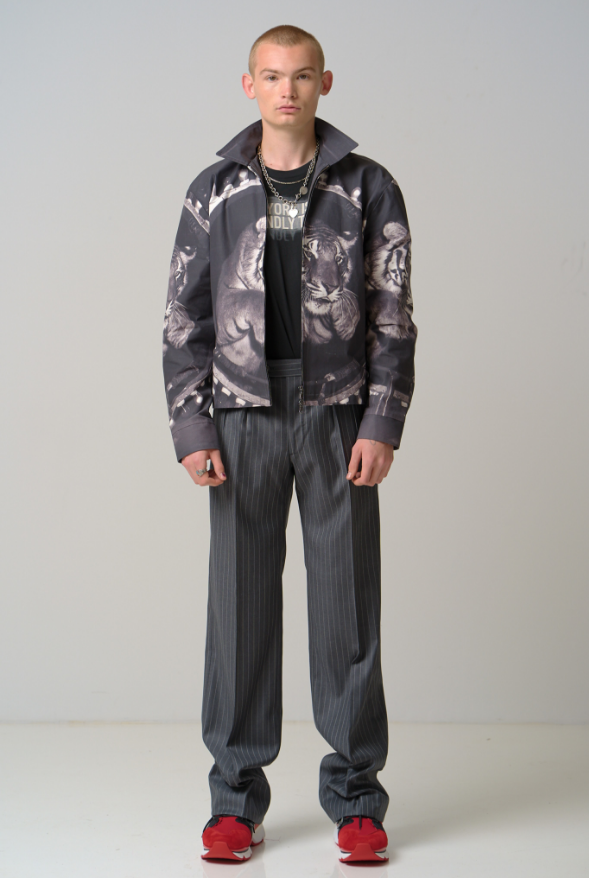 heybonanos's tweet photo. The menswear designer @davidhartnyc has a line for spring 2020 that wraps people in Weegee photos. I am speechless. https://t.co/cHZJQ9Ah5U