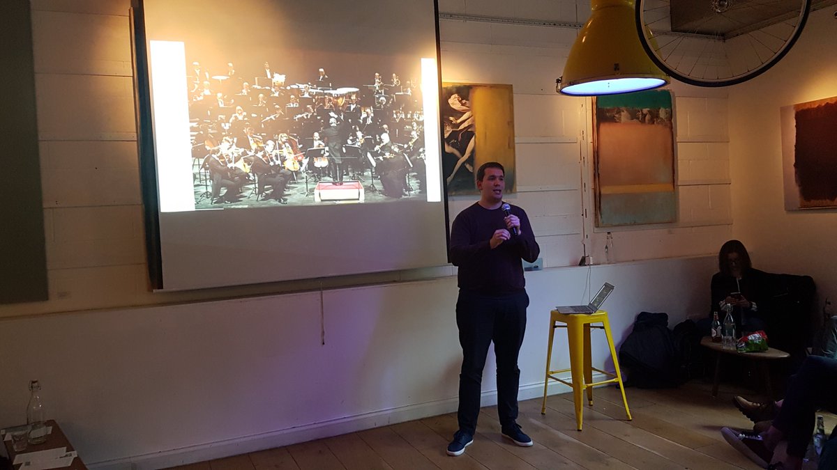 Blagoje from @GosiaTrynka lab @sangerinstitute is now explaining how immune cells are like an orchestra at #CafeSciCambridge - it works best when it's all working together! 🎵🎶