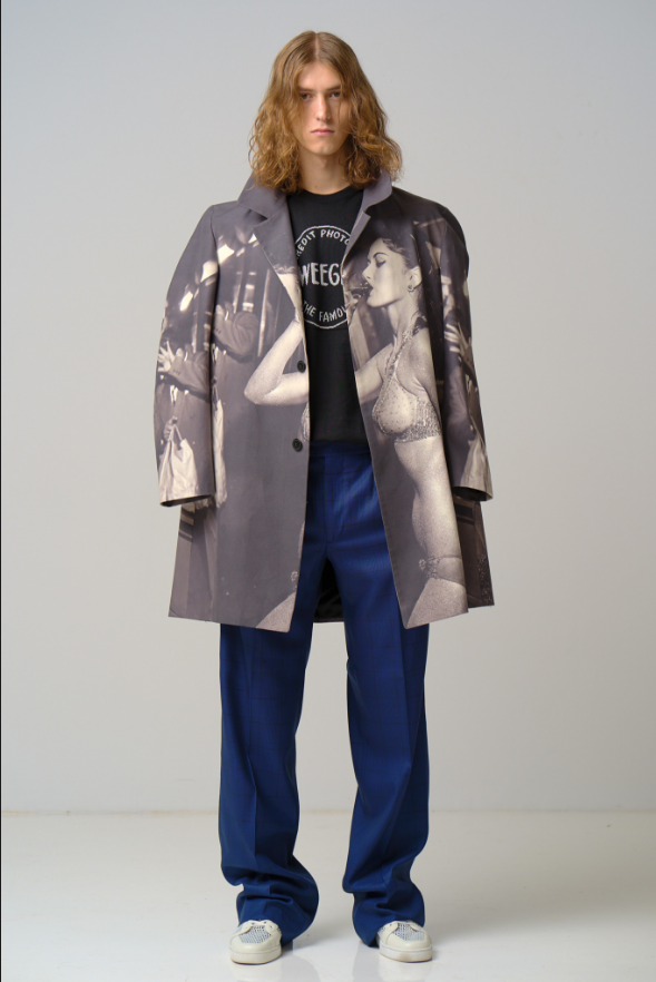 heybonanos's tweet photo. The menswear designer @davidhartnyc has a line for spring 2020 that wraps people in Weegee photos. I am speechless. https://t.co/cHZJQ9Ah5U