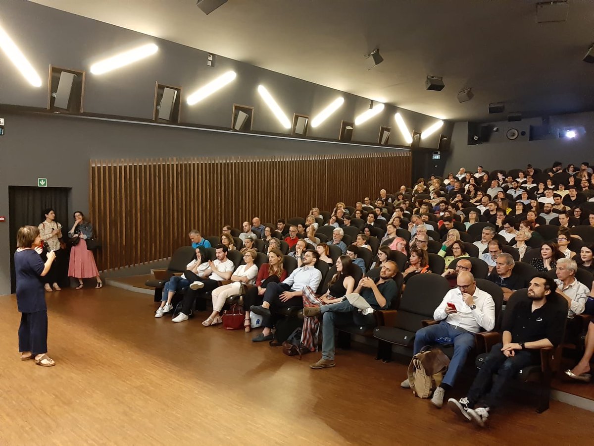 AgisLombarda's tweet photo. Buona la prima! Erica Arosio presenta THE DEAD DON'T DIE di Jim Jarmusch per #AnteprimedaCannes all'Anteo. #leviedelcinema torna lunedì 17 all'Arcobaleno con PORTRAIT DE LA JEUNE FILLE EN FEU https://t.co/CpySHhS3yT https://t.co/3CFRHAG5W2