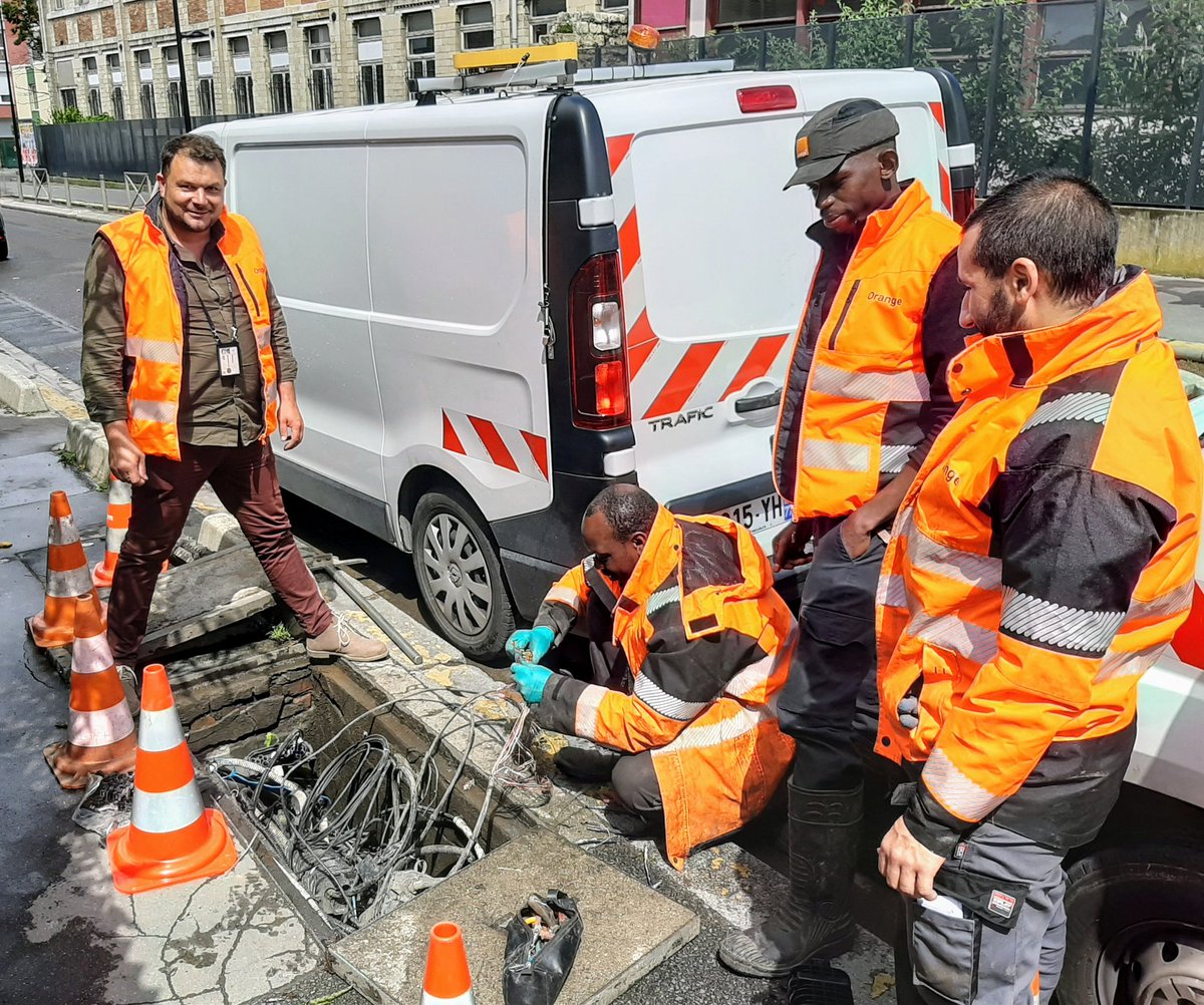 LaurentSouplet's tweet photo. Super journée terrain avec @MarcoCarreira4 manager-adjoint de techniciens de boucle locale et coordinateur de maintenance BL. Impressionné par le savoir-faire, les compétences et l'engagement des tech d'intervention #UIPP. 💪Un GRAND merci Marco !👍 @Catherinebreto2 @pepe0208 https://t.co/vNrg6lEyyL