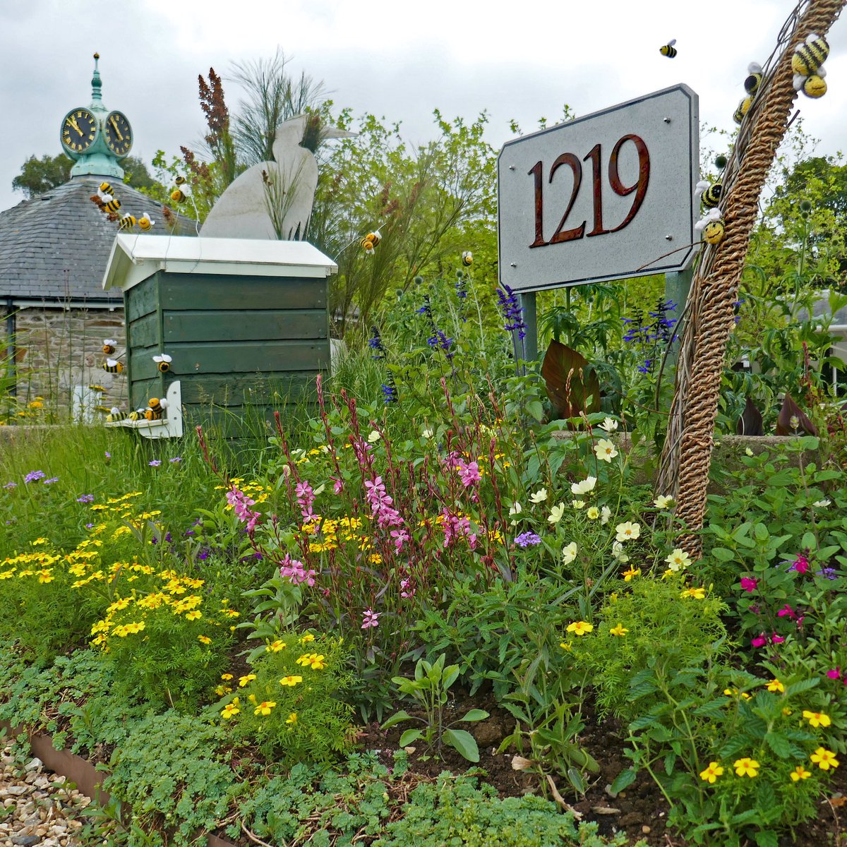 kingsbridgein's tweet photo. The display bed is starting to come into flower - a little colour on these grey few days! #devonlife #igersdevon #britaininbloom #kingsbridgeinbloom #kingsbridge800 https://t.co/CyvC9Xgy9W