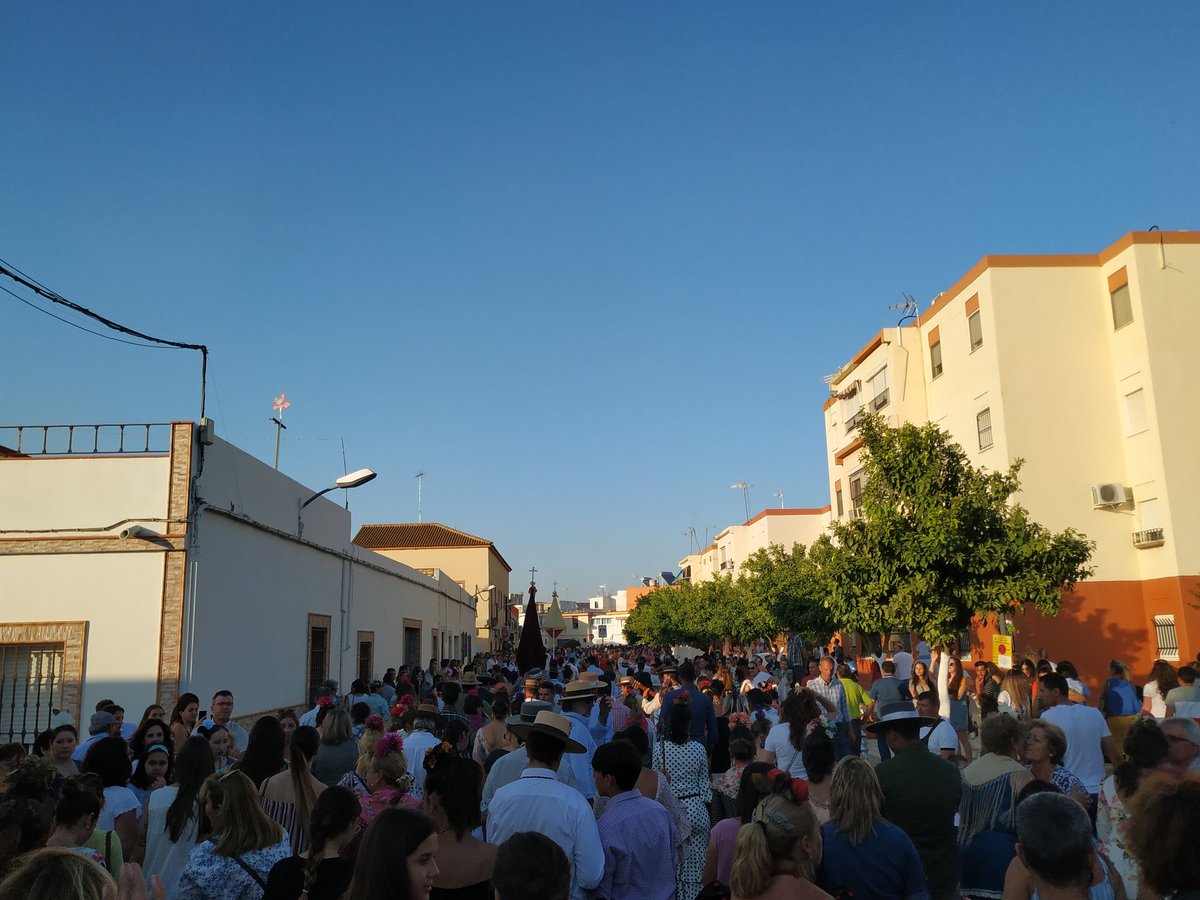 #ElRocío19 | Así recibe la Avenida de Andalucía a la <a href="/HdadRocioPuebla/">Hdad Rocio Puebla del Río</a>.

#RocíoLPDR19 #LaPueblaRociera