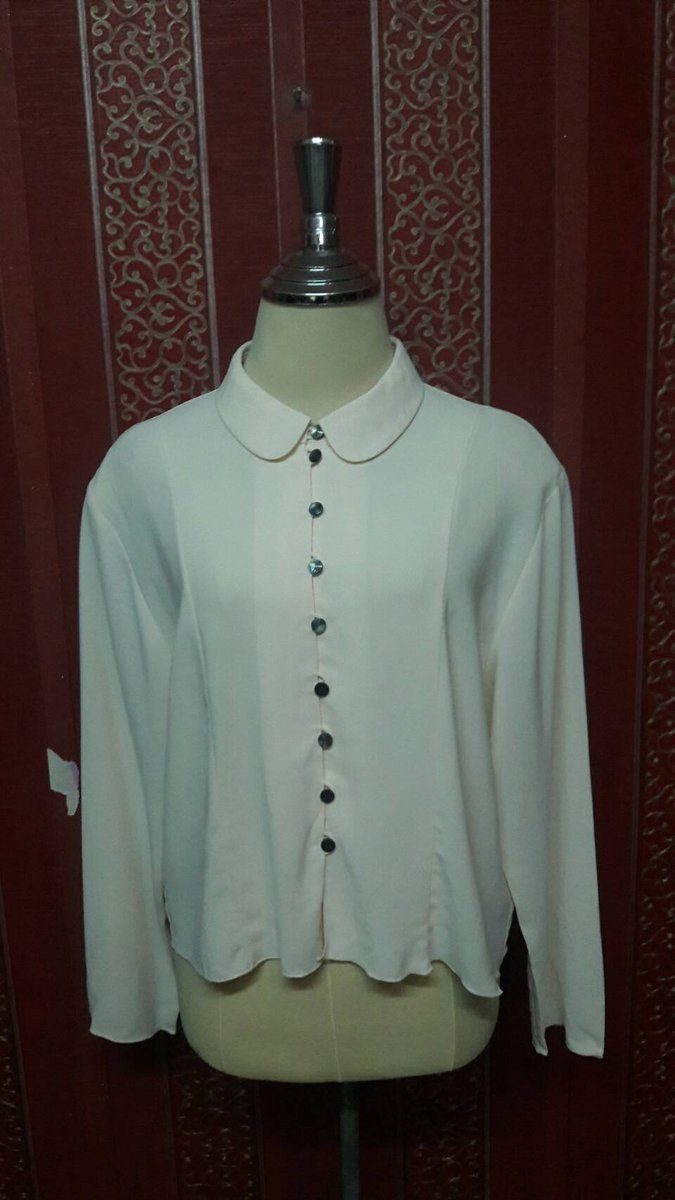 weenawan05's tweet image. เสื้อชีฟองแขนยาว คอปกสีครีม งานแต่งกระดุมสวยมาก รหัส C15
อก 21 นิ้ว 
ยาว  20 นิ้ว
แขน 22  นิ้ว
ราคา 100 บาท
สอบถามเพิ่มเติมได้ที่
IDLine : @maengposhop
Website ; maengposhop.com
Fb : facebook.com/maengposhop
Tel : 095-9269995 , 095-4466985