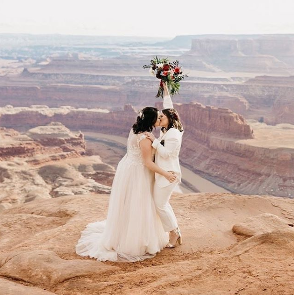 WeddingWire's tweet photo. That on top of the world kind of love. 💕 {Nicole Aston} https://t.co/T06moPeer7
