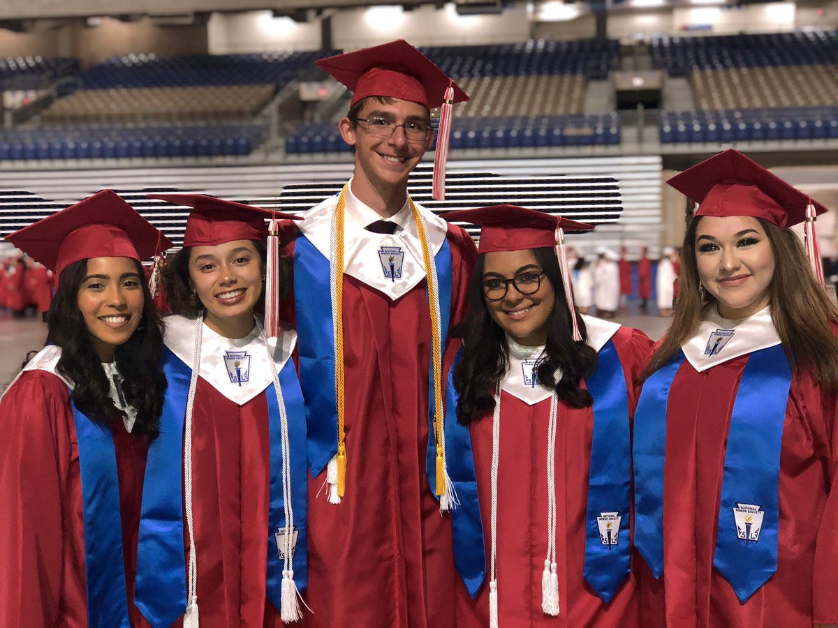 TaftNHS's tweet photo. 2018-2019 Officers signing off!! 
❤️👩🏽‍🎓👩🏻‍🎓👨🏼‍🎓👩🏽‍🎓👩🏻‍🎓❤️ #RaiderPride #NHSRepresent #ClassOf2019 https://t.co/BxjlE0jiEO