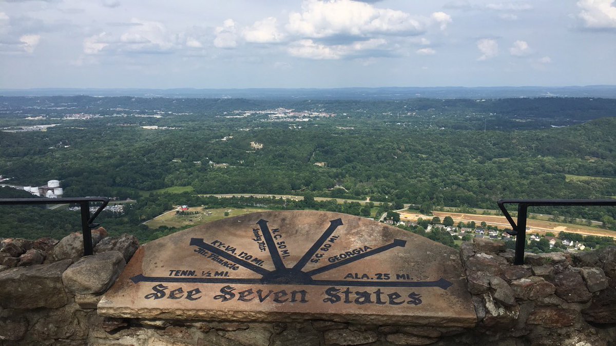 TRAVELING SWANITAS 🦢✈️ 
Our recent grads MARgaRitA &amp; ADaLíNA went on a road trip down to Nashville, TN. There they explored “Look out Mountain” where they were able to see 7 different states from the top of the mountain 🏔