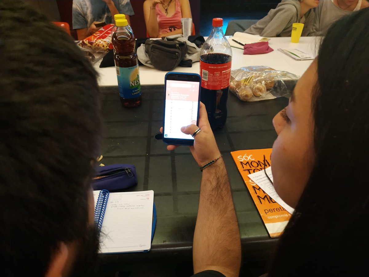 En marxa la darrera reunió de curs de #Zona05MCECC! Avaluen els objectius del curs i ho fan a través del mòbil accedint al mur de padlet! També parlaran del #TourMCECC, de les activitats d'estiu així com del calendari del curs vinent! Endavant zona! #SomMoviment #esplaisMCECC