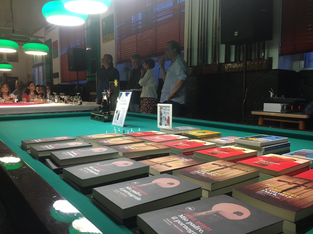 Anche sul nostro biliardo dei libri, a cura della Libreria #Corteccia, #Chrisoffutt e @MassimoCarlotto sono vicini, sebbene nelle loro storie raccontino luoghi così lontani.