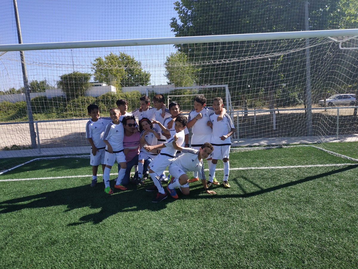 ACDE_FairPlay's tweet photo. ⚽️Finalizan las jornadas de "puertas abiertas" de la @Fun_Realmadrid en #Mérida para esta temporada. Enmarcadas dentro del convenio del @ayto_merida para el desarrollo de una Escuela Socio-Deportiva de integración de fútbol. #Valores, #Deporte... ¡Y el #FairPlay que no falte!😉 https://t.co/ZB6V1qpo0U