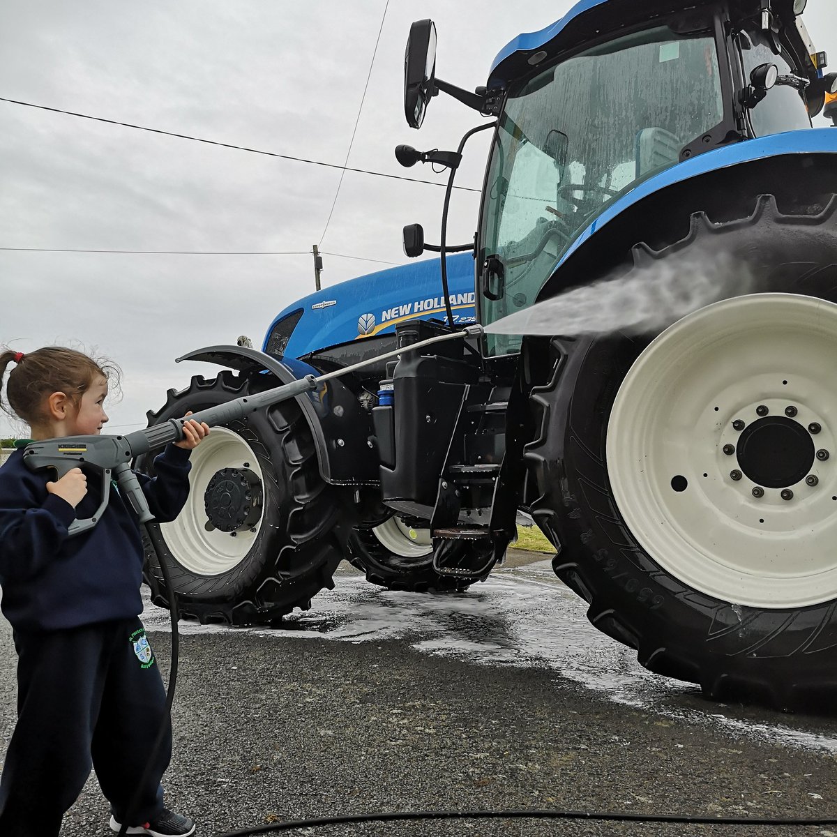 graham7772's tweet photo. Getting ready for the @saltwaterbrig Tractor run on Friday for the @AirAmbulanceNI https://t.co/k6LYC1U8tq