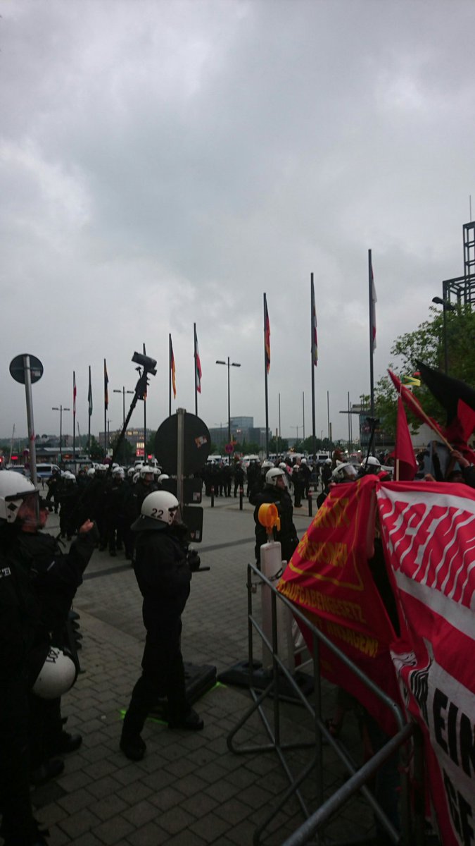 imk2019's tweet photo. Wir haben unseren Abschlusskundgebungsort am Kieler Hauptbahnhof erreicht! Keine IMK in #Kiel! Wir begrüßen das Kurdistan-Soli-Komitee! Seid laut, seid solidarisch - für eine Welt ohne Grenzen und gegen den Überwachungsstaat! #NoIMK2019 #ausserKontrolle! ✊ https://t.co/iupRkeNTJA