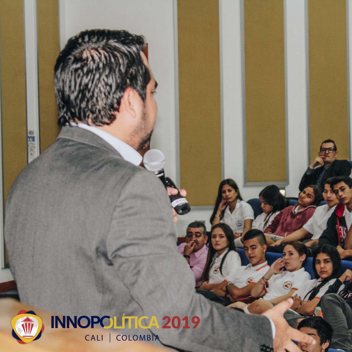 juliocegarciav's tweet photo. En el marco de Innopolitica 2019 hablamos con algunos jóvenes en la Universidad Javeriana sobre liderazgo juvenil y formación en democracia! Gracias a Jaime Gutiérrez por la invitación! @InnopoliticaRev #JulioCesarDiputado #ElValleEsDeTodos https://t.co/riinaV7pRB