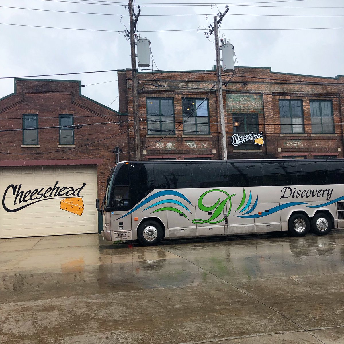 *beep beep* Say hello to our fourth bus tour in two days! Thank you to <a href="/MKEFoodTour/">Milwaukee Food & City Tours</a> and KBC Tour Company for making us a stop on your trips 🚌 #VisitMKE
