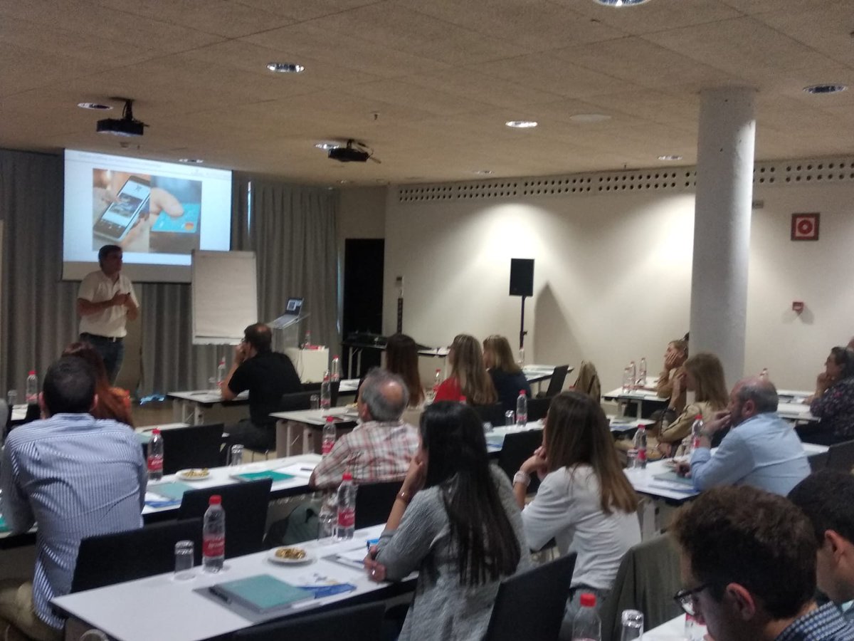 evolufarma's tweet photo. "Hay muchos factores que intervienen para que la venta cruzada funcione: qué escogemos para vender, nuestro equipo y su motivación y la medición de resultados" @luisarimany  en #EvolufarmaconAurovitas https://t.co/CI3TbRLECL