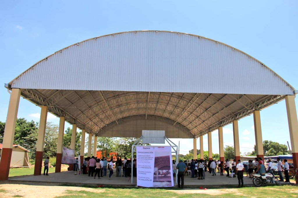 PLANEACIONOax_'s tweet photo. En Loma Bonita, @JavierLazcanoV realiza una gira de trabajo en compañía del Srio. de @SEFINGobOax, @VMendozaTG. A nombre del Gdor. @alejandromurat, hacen entrega del techado de la cancha de la Escuela Secundaria de la Col. Vicente Guerrero con inversión mayor a 2.6 MDP. #Oaxaca https://t.co/LhSGMIpYl6