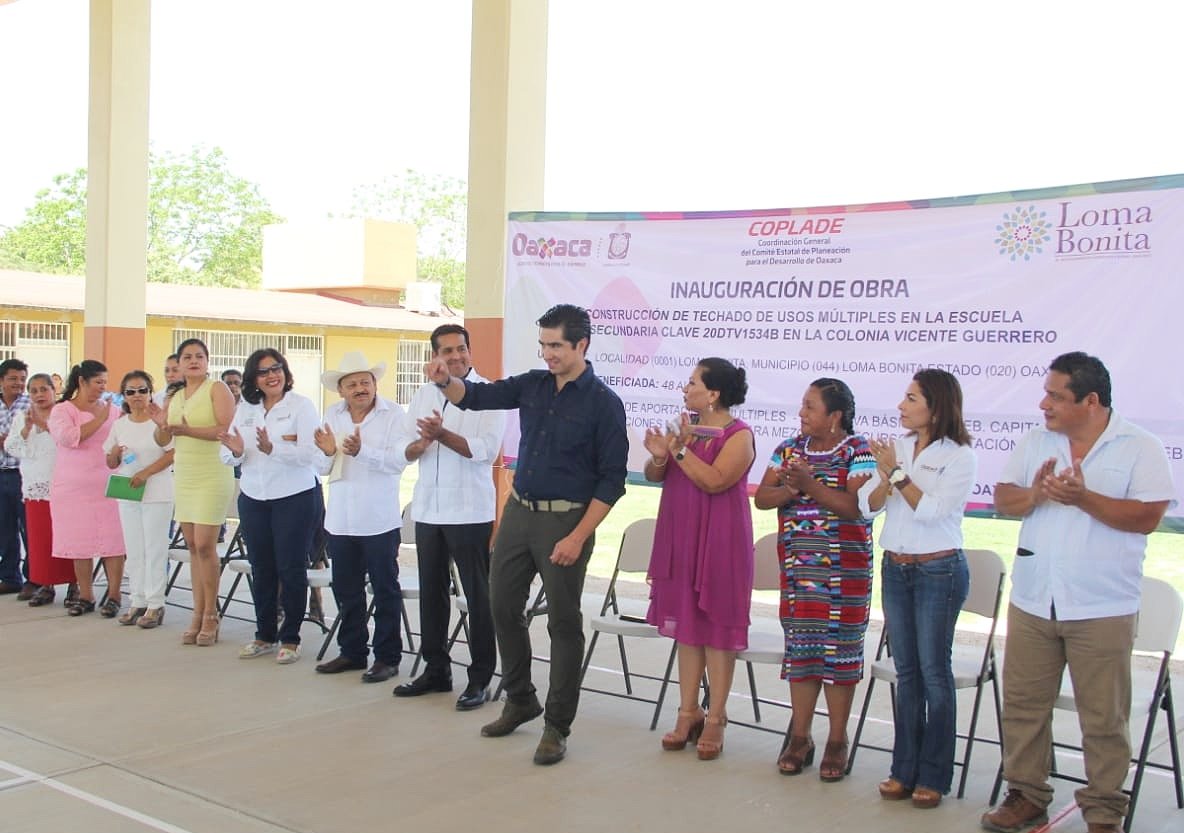 PLANEACIONOax_'s tweet photo. En Loma Bonita, @JavierLazcanoV realiza una gira de trabajo en compañía del Srio. de @SEFINGobOax, @VMendozaTG. A nombre del Gdor. @alejandromurat, hacen entrega del techado de la cancha de la Escuela Secundaria de la Col. Vicente Guerrero con inversión mayor a 2.6 MDP. #Oaxaca https://t.co/LhSGMIpYl6