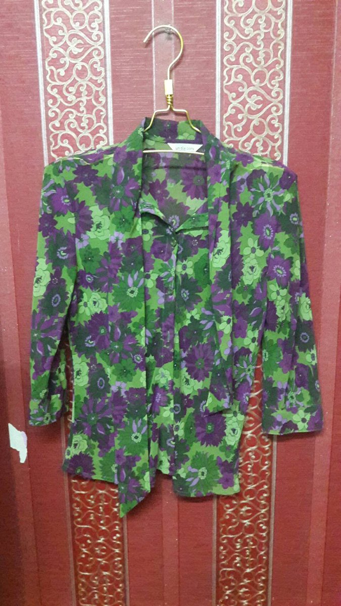 weenawan05's tweet image. เสื้อชีฟองแขนยาว คอปกโบว์ยาวสำหรับผูก ลายดอกไม้เขียวม่วงแนววินเทจ รหัส C20
อก 15 นิ้ว 
ยาว  22 นิ้ว
แขน 16  นิ้ว
ราคา 100 บาท
สอบถามเพิ่มเติมได้ที่
IDLine : @maengposhop
Website ; maengposhop.com
Fb : facebook.com/maengposhop
Tel : 095-9269995 , 095-4466985