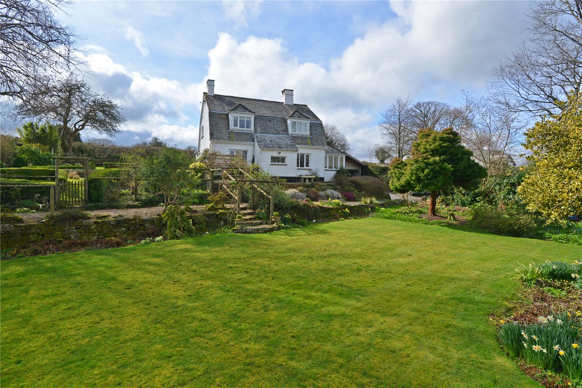 #EastonCross #Chagford #Devon is home to this extended and modernised four bedroom 1930s house set within beautiful gardens with lovely views. Complete with double garage/#workshop and #landscapedgardens.

ow.ly/stxR50ueiPV

#devonproperty #lovedevon #dartmoor #jacksonstops