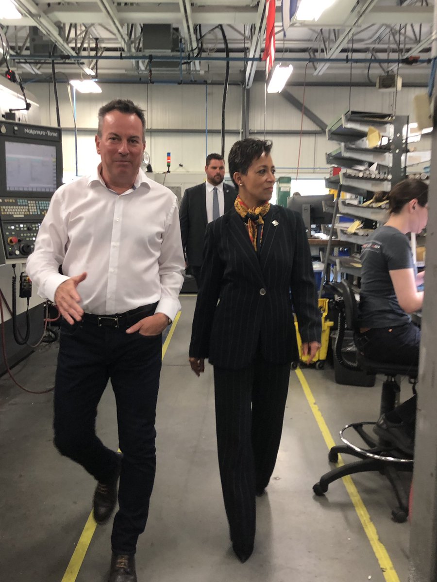 NadineGirault's tweet photo. (1/2) Le #PL27 renforce le rôle de coordination du @MRIF_Quebec et brise le travail en silo entre @InvestQuebec, #ExportQuebec et le réseau de délégations à l’étranger afin d’augmenter notre force de frappe économique à l’international. https://t.co/68vtu7ZtNq