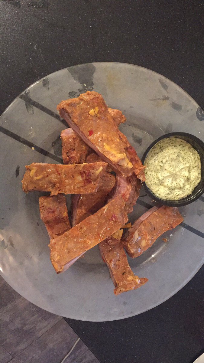 Zomerse dingen om van te genieten.
Bbq/steenoven menu’s of heerlijke spareribs.
#oss #lekkereten #uniek #feestje #thuis