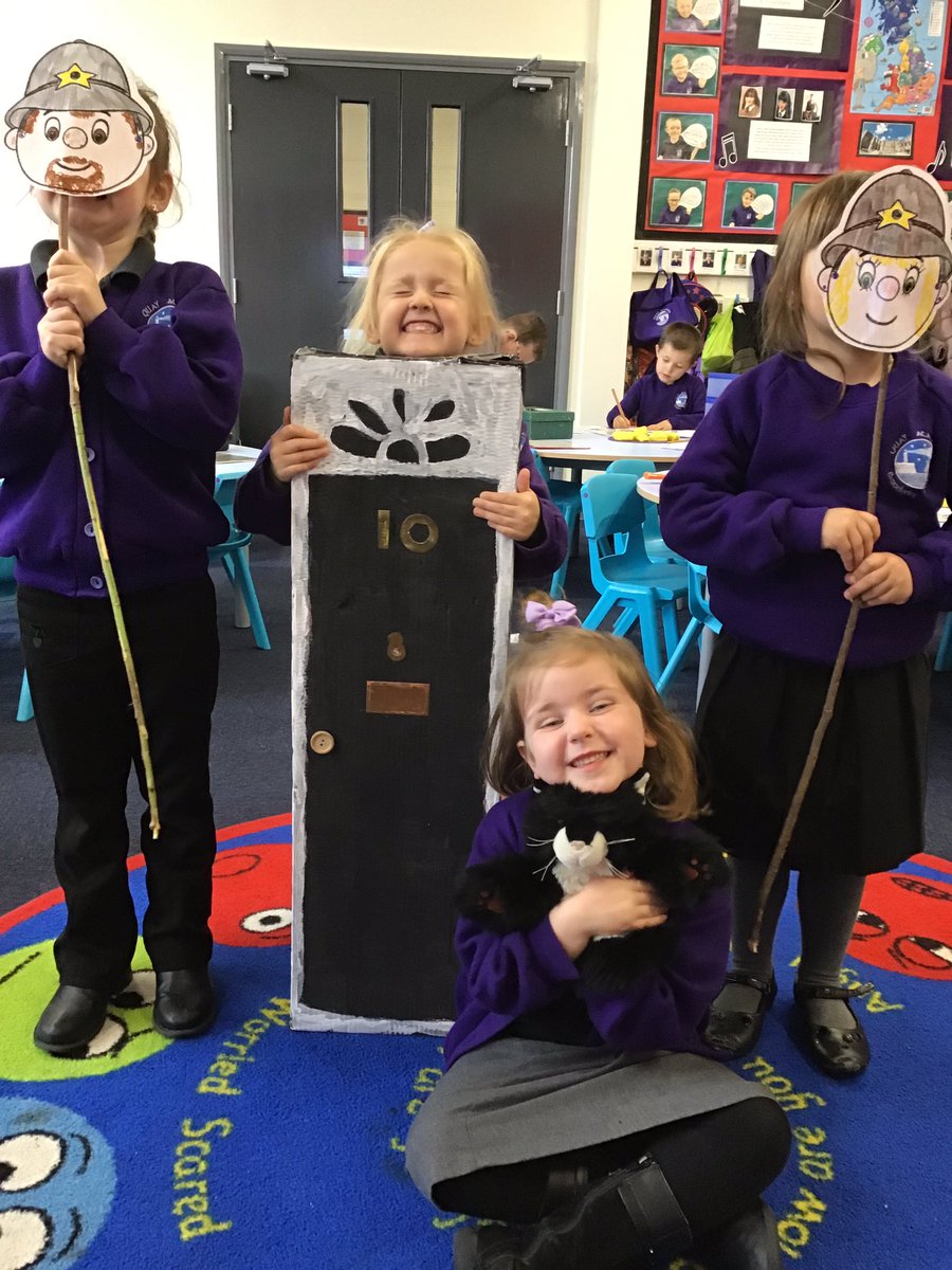 QuayEYFS's tweet image. 10 Downing Street had a special visitor today! The Prime Minister and her cat Larry welcomed the Queen for a cup of Earl Grey ☕️ #royalroleplay #electiondaytomorrow #whowillbethenewclassprimeminister #oneisexcited @QuayHead @QuayVP @QSenco