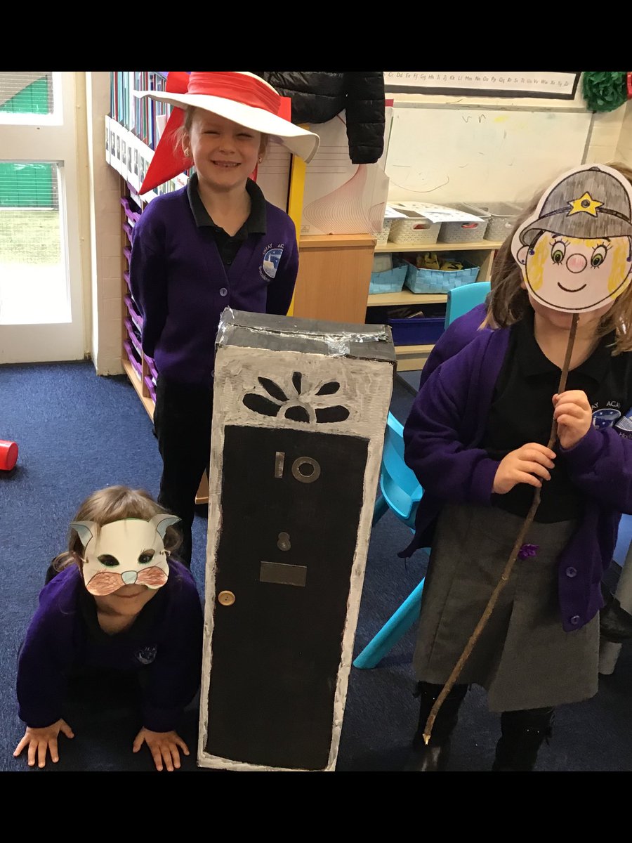 QuayEYFS's tweet image. 10 Downing Street had a special visitor today! The Prime Minister and her cat Larry welcomed the Queen for a cup of Earl Grey ☕️ #royalroleplay #electiondaytomorrow #whowillbethenewclassprimeminister #oneisexcited @QuayHead @QuayVP @QSenco