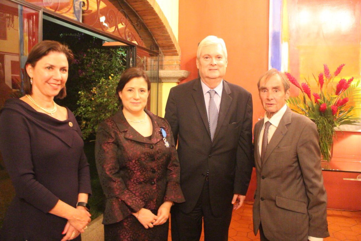 CRcancilleria's tweet photo. Francia #condecora a la Embajadora de Costa Rica ante la OEA, Montserrat Solano con la Orden Nacional al Mérito ➡️ https://t.co/bWK7OdS3AV https://t.co/9AB7Fx0Yvr