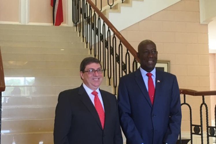 PrensaLatina_cu's tweet photo. El primer ministro de #TrinidadandTobago #KeithChristopherRowley recibió al ministro de Relaciones Exteriores de #Cuba , @BrunoRguezP qien realiza una visita oficial a ese país caribeño.
➡️https://t.co/o5Lj8hP4sc @DiazCanelB @CubaMINREX @R_Malmierca https://t.co/cRLGxWoU9R