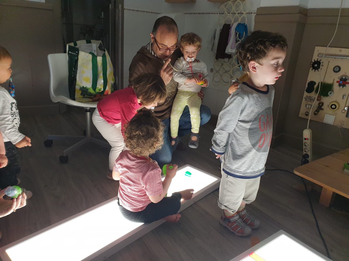 illadelspetits's tweet photo. 👨‍👩‍👧‍👦 Seguim enriquint-nos amb les idees de les nostres famílies! La mare del Pau, l'Anna, i el pare de l'Ariadna, l'Albert, ens han portat materials que coneixen en profunditat per explorar-los amb els petits. Així hem fet bombolles gegants al pati i un taller de llum amb plafons👌🏻 https://t.co/q9eeDlfbCN