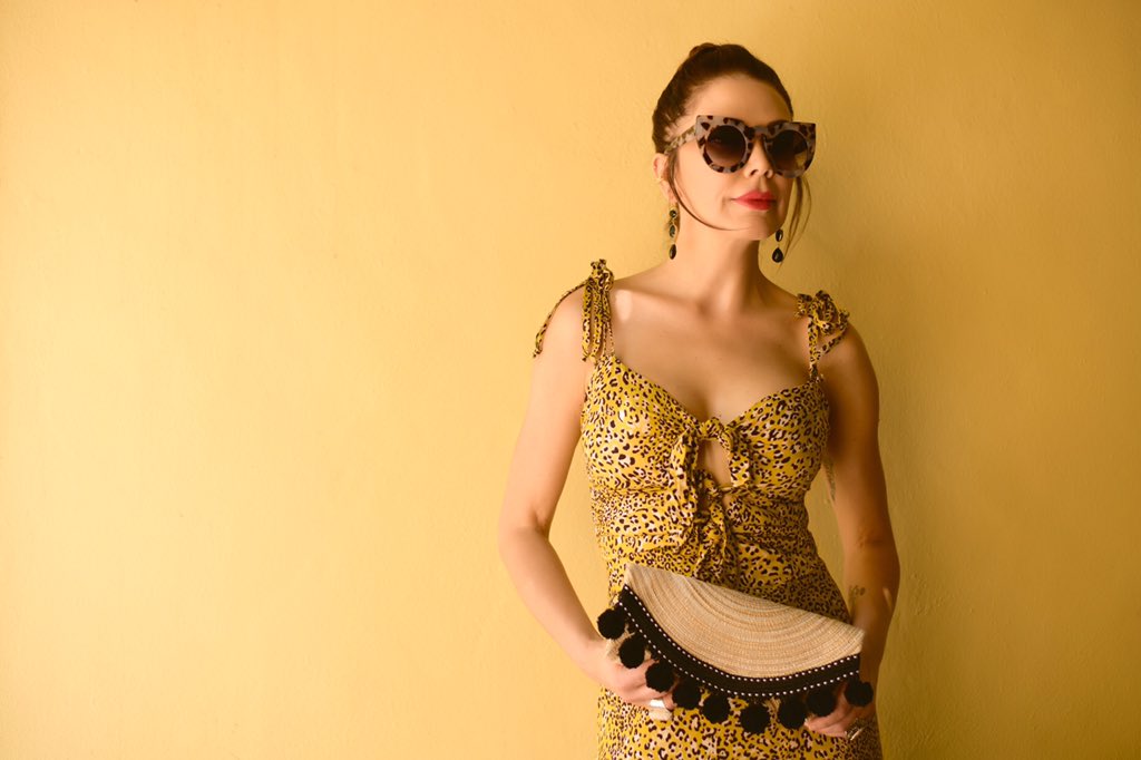 ShireenSandoval's tweet photo. “A Cabana Clutch”
is live on the blog
https://t.co/8ms4hUnJRR or 
https://t.co/LDszZFAcD7 
#ShireensFavoriteThings 
@decodrive @wsvn 💛🌴 https://t.co/BBJhNmF7Bs