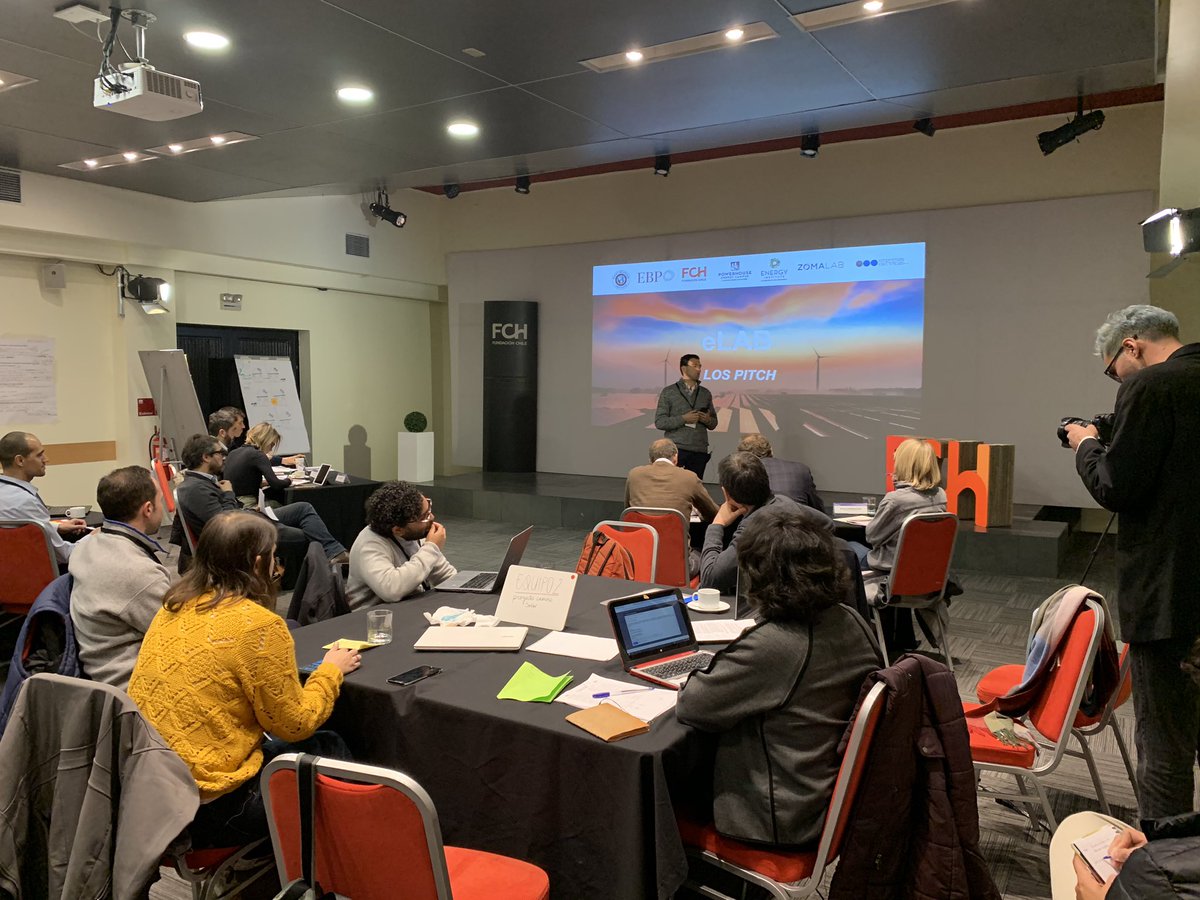Caro_cuevasg's tweet photo. Primer pitch #eLabChile “Abriendo la competencia para los recursos energéticos distribuidos” https://t.co/z7pQ9Zcagt