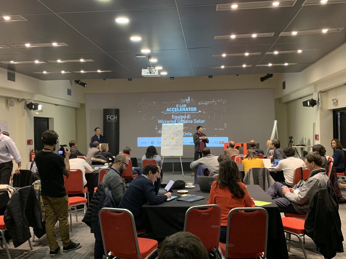 Caro_cuevasg's tweet photo. Segundo pitch en #eLabChile “Microred urbana solar” @MuniProvi https://t.co/Q3zzRyKNLE