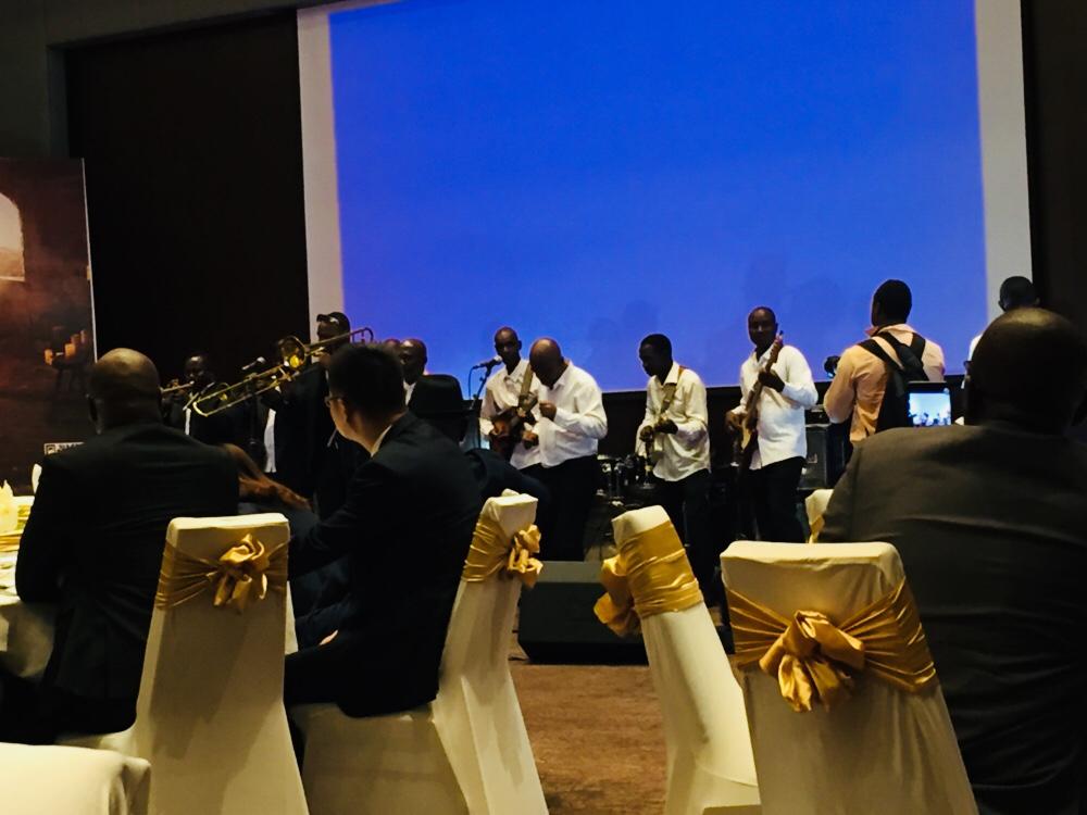 Gala dîner pour le programme "Graine de l'avenir", organisé par le groupe #Huawei.
#AfricanHeroes