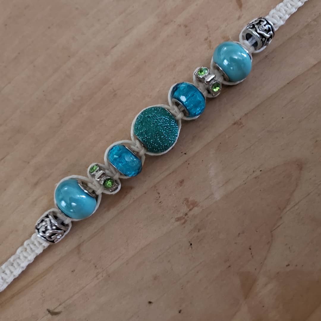 knottyintrovert's tweet photo. Sun-soaked boardwalk #beachyvibes with this one | #offwhite #hempcord #hemptique #hemptiquecraft #accentbeads #hildieandjo #hempchoker #hempjewelry #knotty_introvert_creations https://t.co/tADx3oUO2H