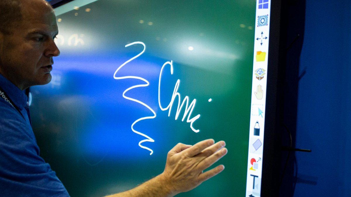 IntelBusiness's tweet image. Technology is key when creating immersive experiences. Our new Intel Unite Solution is an easy-to-use content-sharing tool, modernizing education in the classroom.

intel.ly/2ZhgUNu