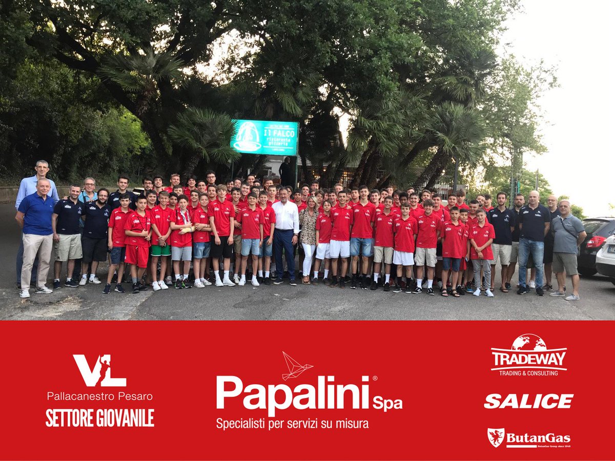 VLPesaro's tweet photo. La VL Papalini SpA è una grande famiglia, una bella serata per tutto il nostro settore giovanile!! 🏀⚪🔴😍 #Salice #Tradeway #Butangas https://t.co/RXgLM82BRQ