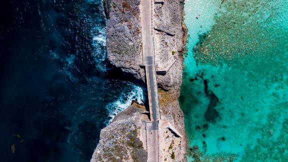 koat7news's tweet photo. This bridge is nicknamed the 'narrowest place on earth' https://t.co/3m2soq1bEK https://t.co/djHmo4U6Uj