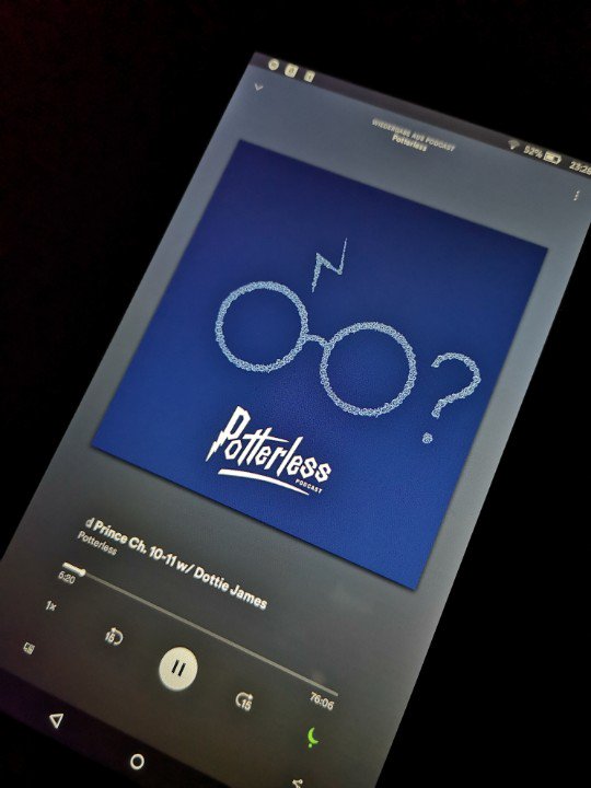 Gallinchen165's tweet photo. Sleeping better with @PotterlessPod
 #harrypotter #podcast #slytherin https://t.co/2sz99wmLow
